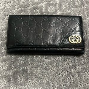 Gucci black leather wallet great condition tons of compartments. Authentic